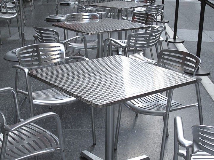 stół i krzesła z metalu